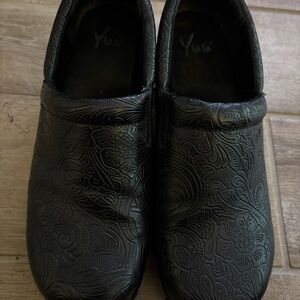 Yuu Bethanee Black Embossed Floral Memory Foam Slip-On Clogs 9W